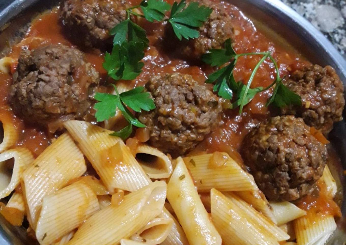 Fideos con salsa de albóndigas de carne! 🍲😁😋