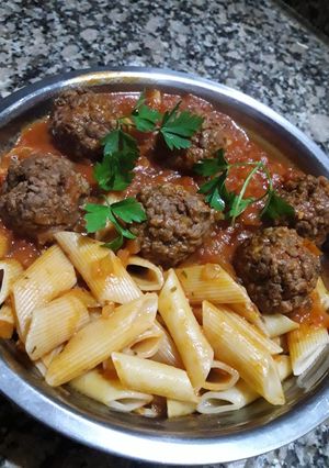 Una foto de Fideos con salsa de albóndigas de carne! 🍲😁😋