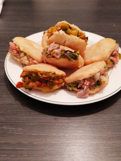 Una foto de Arepas ❤️ con dos rellenos y dos salsas