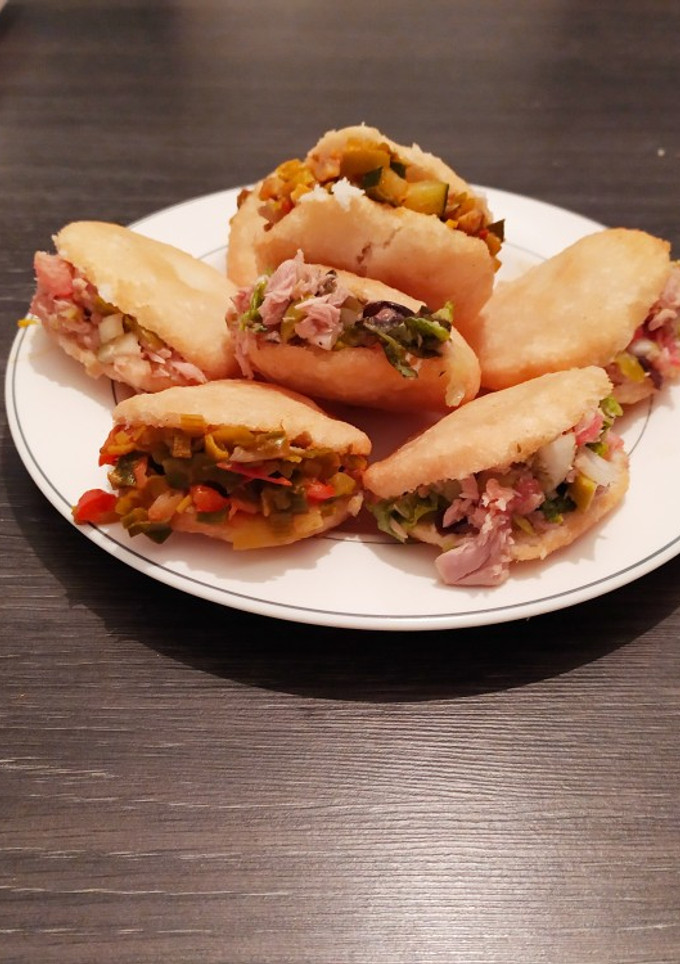 Una foto de Arepas ❤️ con dos rellenos y dos salsas