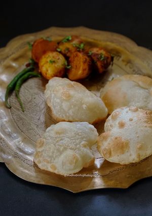 লুচি ও আলুর দম (Luchi o aloor dum recipe in English) রেসিপির প্রধান ছবি