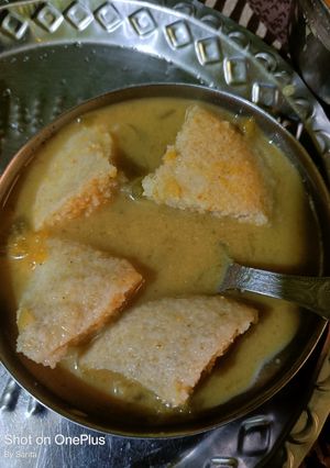 A picture of Idli sambar.