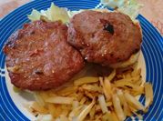 Una foto de hamburguesa con ajo y perejil