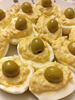 Una foto de Huevos rellenos tradicionales