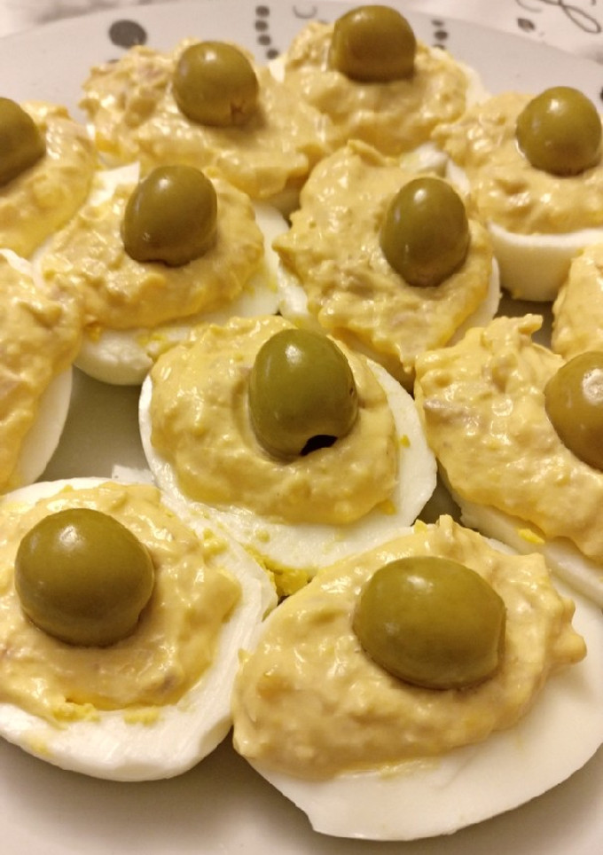 Una foto de Huevos rellenos tradicionales