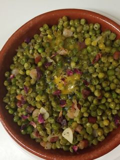 Una foto de Cazuela de guisantes con jamón, gambas y huevo