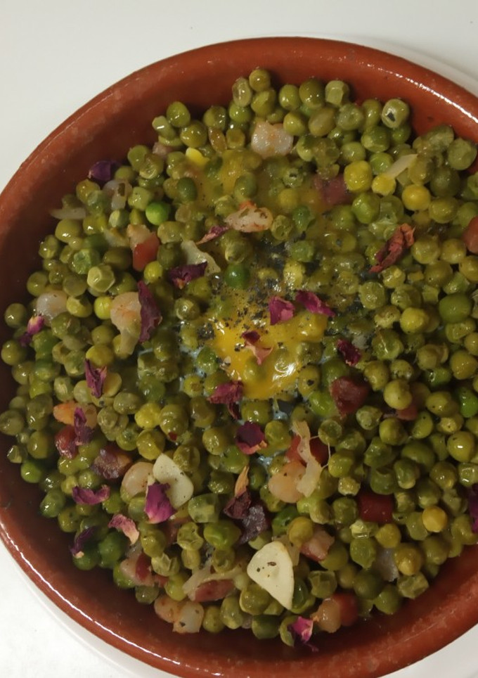Una foto de Cazuela de guisantes con jamón, gambas y huevo