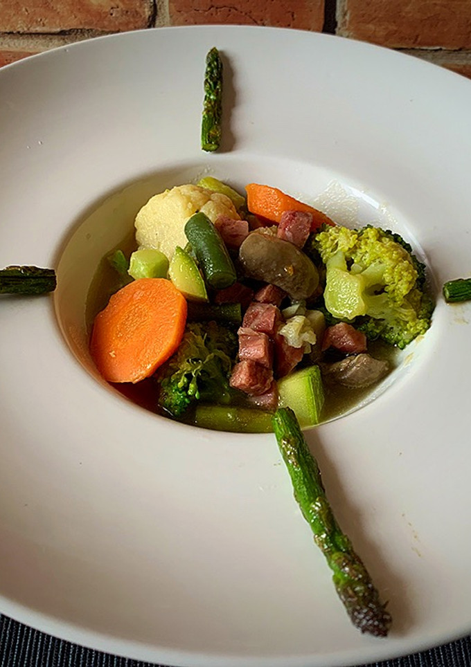 Una foto de Menestra de verduras con su caldo