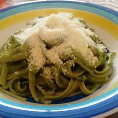 Una foto de Tallarines con salsa de crema y acelga