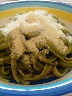 Una foto de Tallarines con salsa de crema y acelga