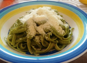 Una foto de Tallarines con salsa de crema y acelga
