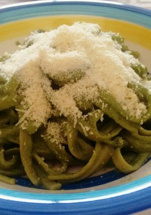 Una foto de Tallarines con salsa de crema y acelga