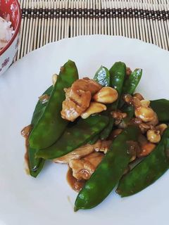 Une photo de Poulet et pois gourmands aux noix de cajou