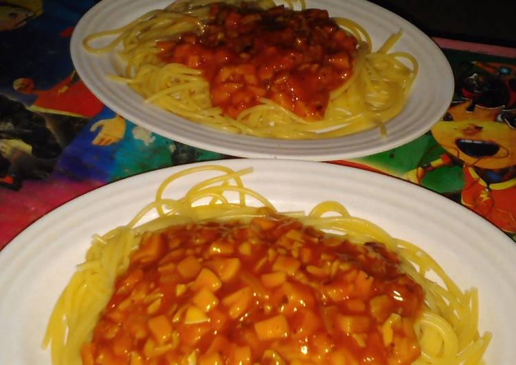 Spagheti bolognase sosis dan jamur merang cincang