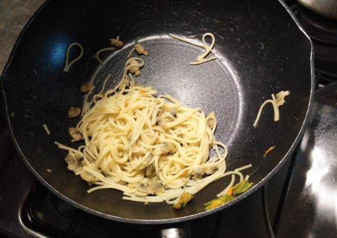 Pasta con vongole e fiori di zucca