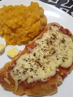 Una foto de Milanesa napolitana con puré mixto