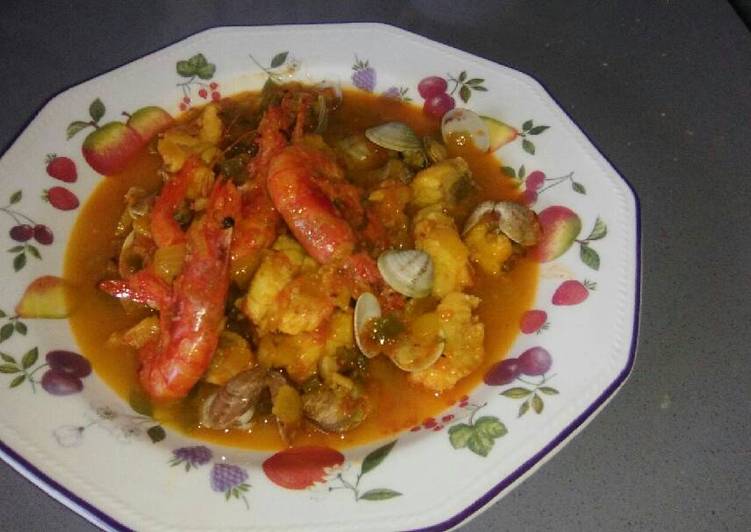 Rape con gambas y almejas