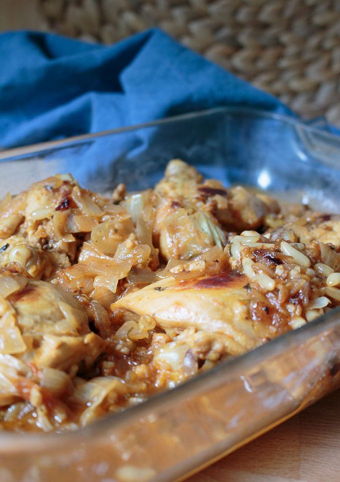 Una foto de Receta de pollo en salsa con piñones