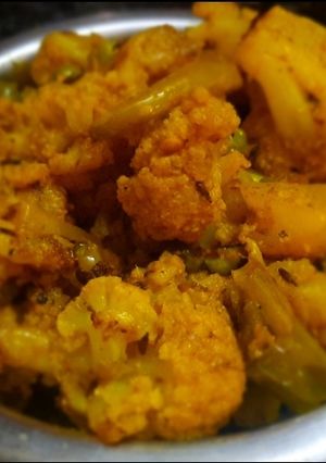 गोभी आलू की सब्जी(Gobhialoo ki sabzi recipe in Hindi) रेसिपी मुख्य फोटो