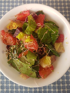 Una foto de Ensalada verde con betabel y naranja