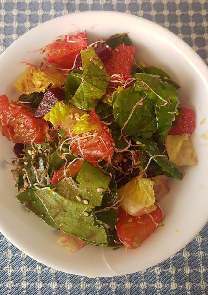 Una foto de Ensalada verde con betabel y naranja