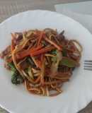 Wok de verduras, tallarines y pavo