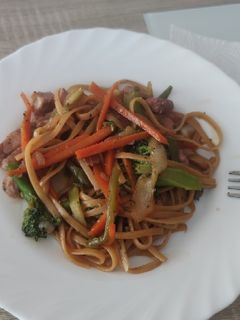 Una foto de Wok de verduras, tallarines y pavo