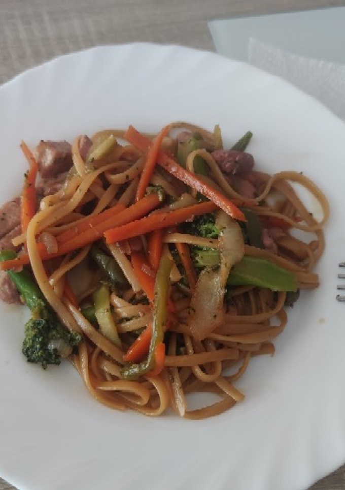 Una foto de Wok de verduras, tallarines y pavo