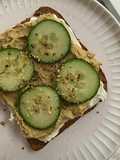 Tosta de Humus, Queijo Creme e Pepino