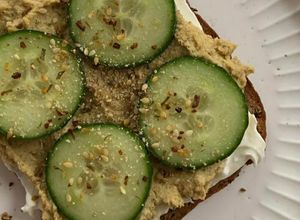 Foto de Tosta de Humus, Queijo Creme e Pepino