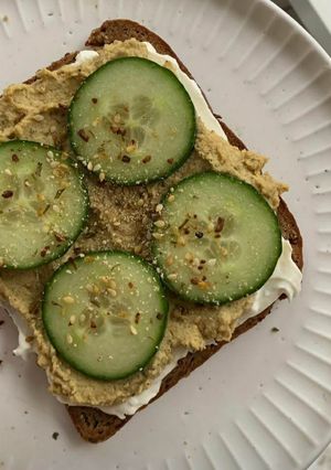 Foto de Tosta de Humus, Queijo Creme e Pepino