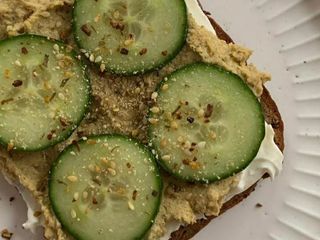 Tosta de Humus, Queijo Creme e Pepino