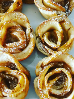 Una foto de Rosas de manzana y hojaldre