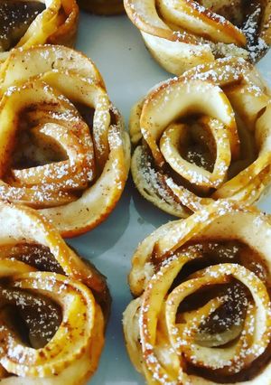 Una foto de Rosas de manzana y hojaldre