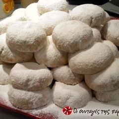 A picture of Butter kourabiedes with almonds.