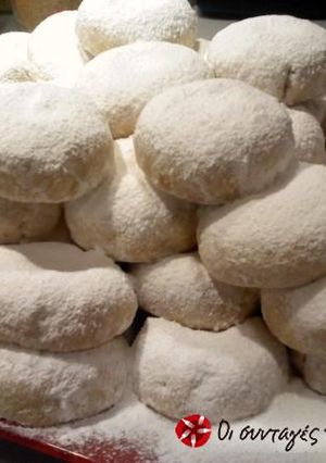 A picture of Butter kourabiedes with almonds.