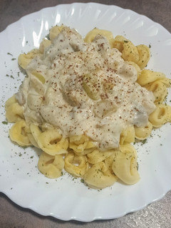 Una foto de Tortellini de queso con verduras