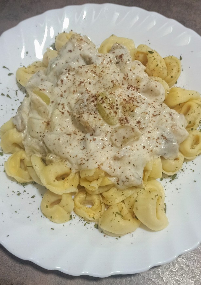 Una foto de Tortellini de queso con verduras