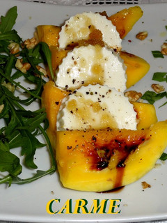 Una foto de Ensalada de mango, queso fresco y rúcula