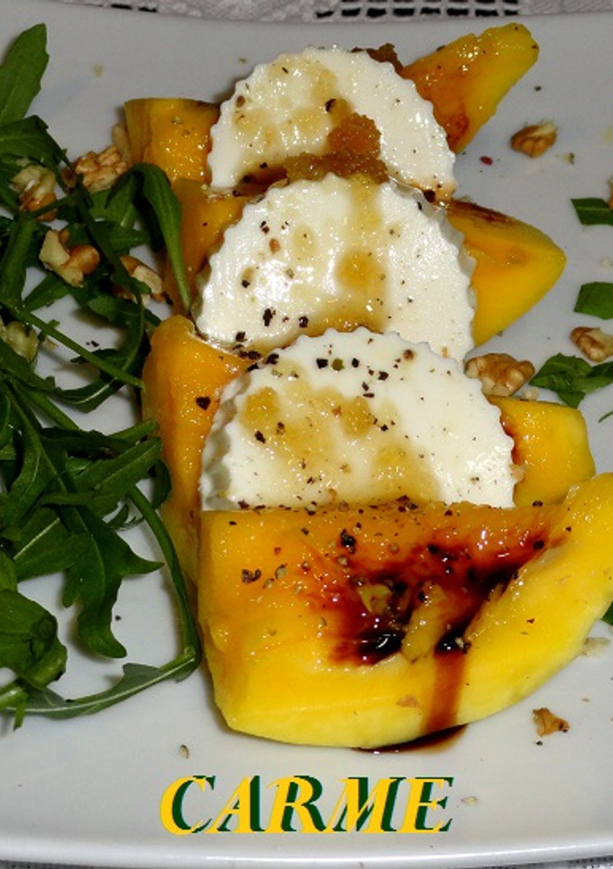 Una foto de Ensalada de mango, queso fresco y rúcula