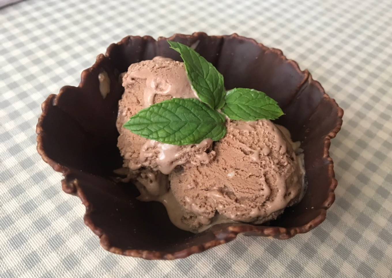 Helado de yogur griego, chocolate y cookies
