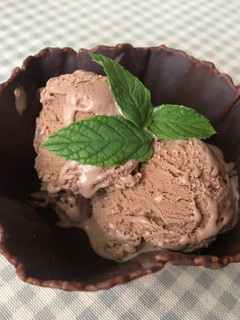 Una foto de Helado de yogur griego, chocolate y cookies