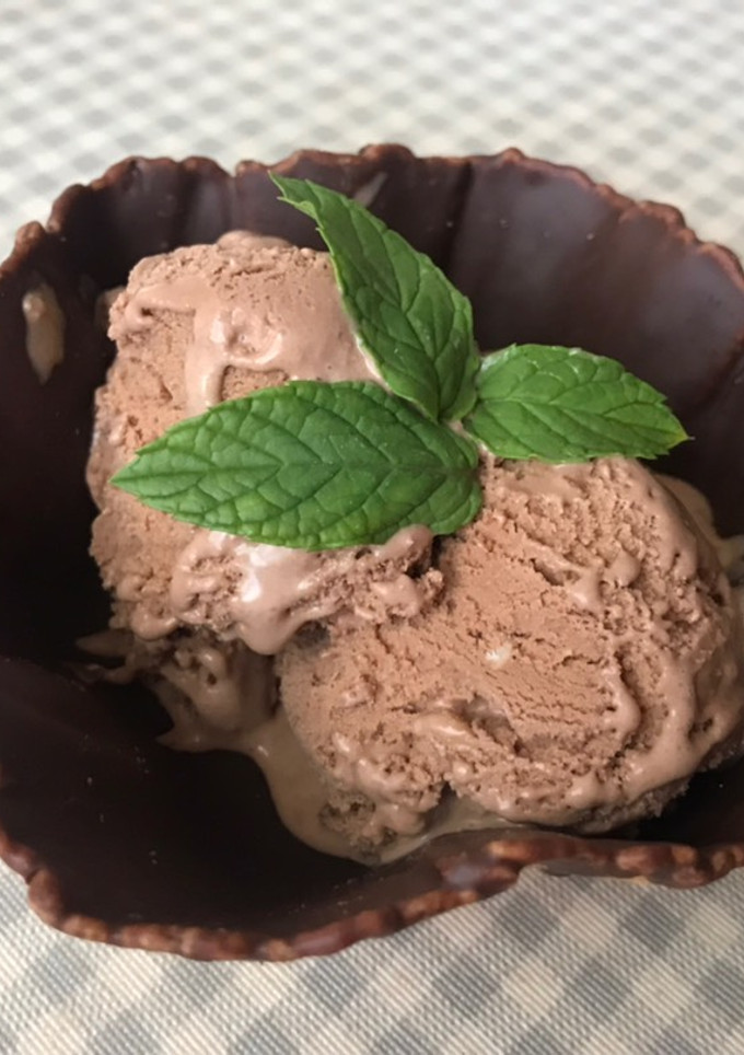 Una foto de Helado de yogur griego, chocolate y cookies