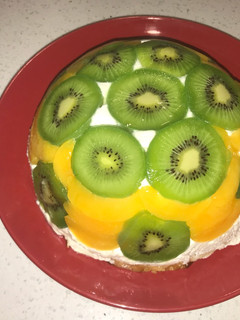 Una foto de Postre invertido de kiwis y duraznos