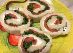 Foto di Rotolino stuzzichini salmone rucola e Philadelphia