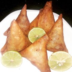 A picture of Samosas/sambusas.