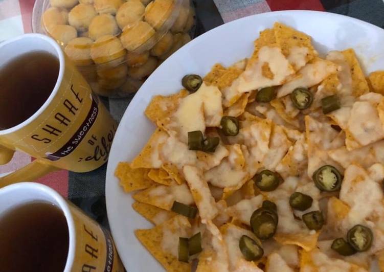 Nachos with cheese & jalapeno pickles