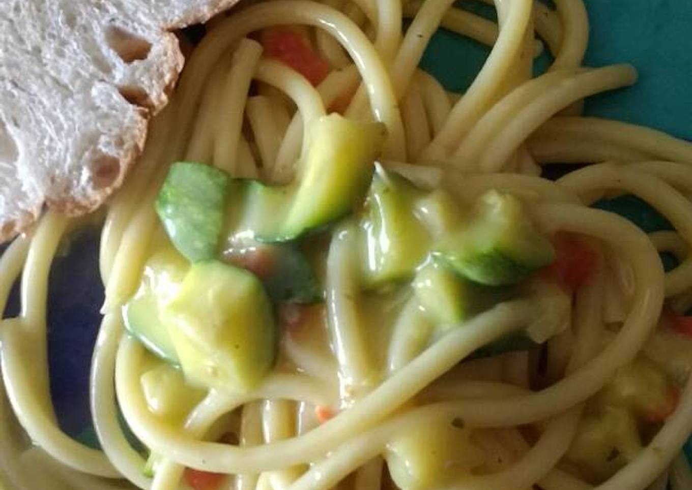 Pasta con güicoyes y crema de pollo