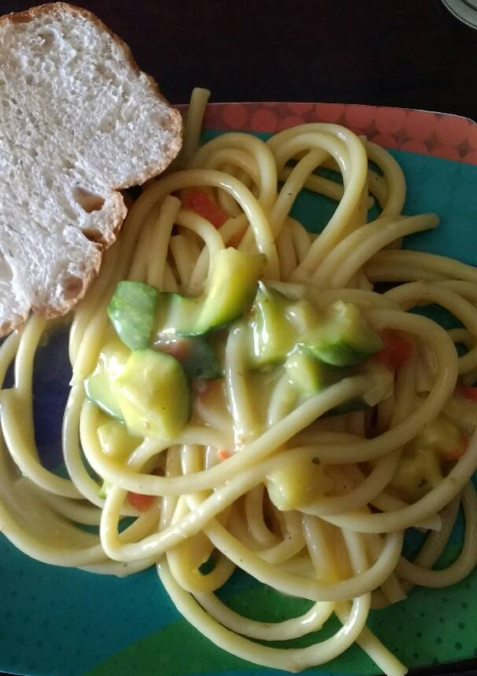 Una foto de Pasta con güicoyes y crema de pollo