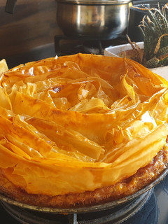 Una foto de Ruffled milk cake o Tarta griega